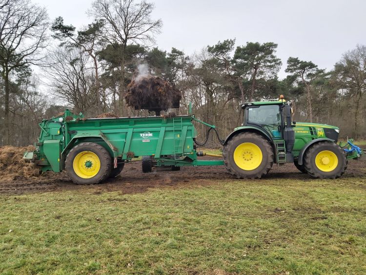 Stalmest verspreiden met breedtestrooiers 2x