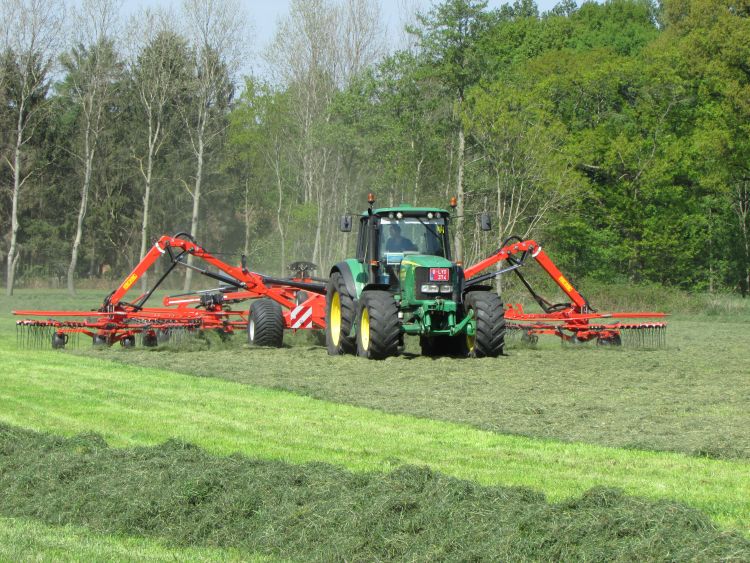 Gras harken tot 15 meter 1 werkgang.