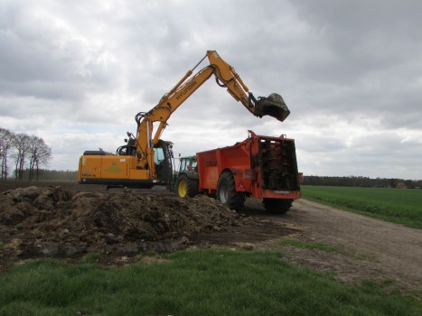 Stalmest verspreiden met breedtestrooiers 2x