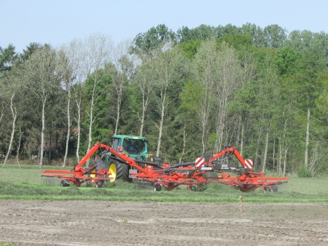 Gras harken tot 15 meter 1 werkgang.