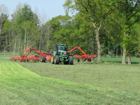 Gras harken tot 15 meter 1 werkgang.