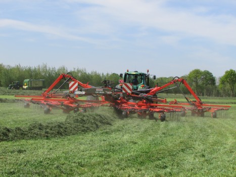 Gras harken tot 15 meter 1 werkgang.