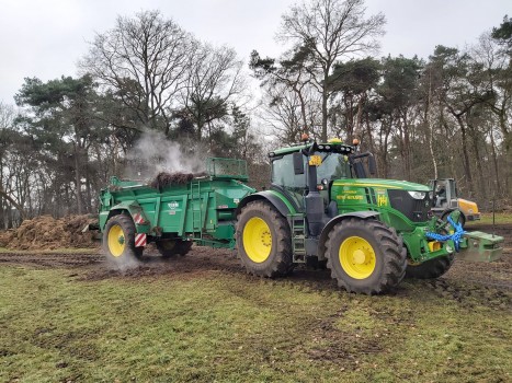 Stalmest verspreiden met breedtestrooiers 2x